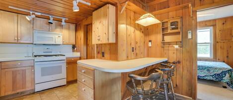 KĂŒhlschrank, Mikrowelle, Herdplatte, Wasserkocher mit Kaffee-/Teezubehör