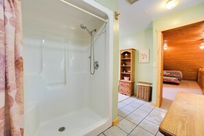 Hair dryer, towels - Boat Friendly Mullett Lake Home 3 Mi to Marina (Indian River)