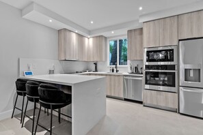 Refrigerador, microondas, horno y parrilla de estufa 