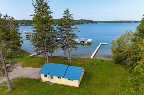 Pet Friendly Lake Cabin: Private Dock + Fire Pit!