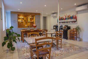 Grand House, 4 Bedrooms, Private Pool, Park View | Dining room