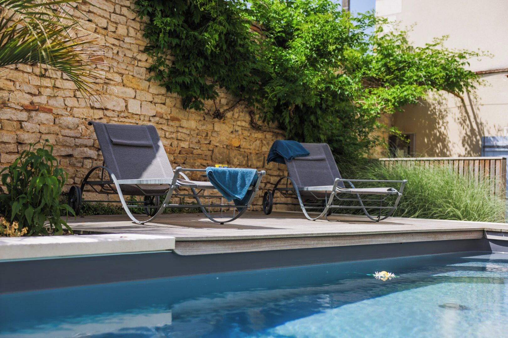 Outdoor pool, sun loungers