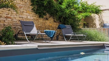 Outdoor pool, pool loungers