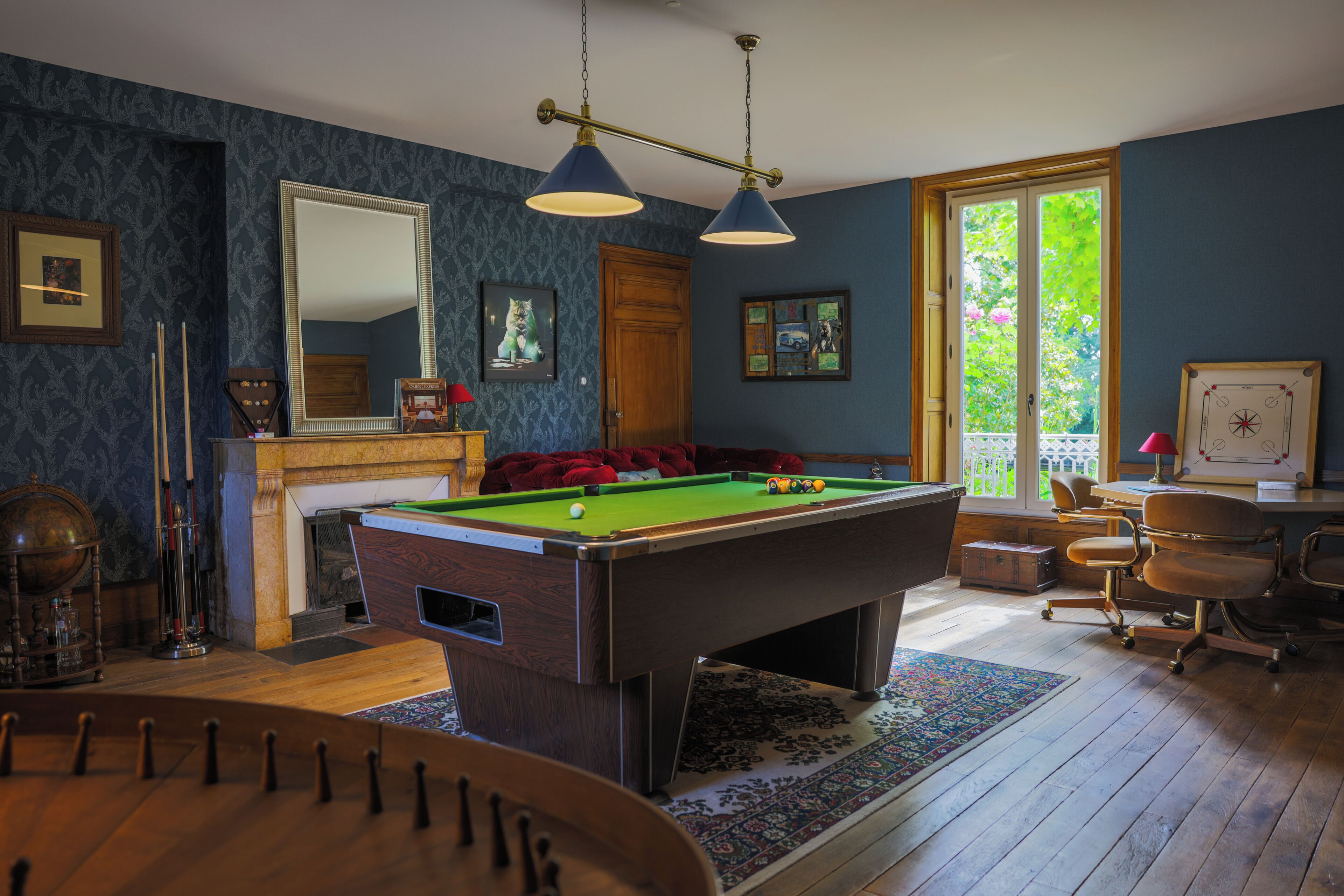 Grand-talo, 4 makuuhuonetta, yksityinen uima-allas, näköala puistoon | Oleskelualue | Kirjoja