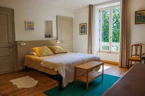 Deluxe Room, 1 Queen Bed, Park View | Premium bedding, individually decorated, individually furnished