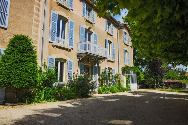 Front of property - Clos Ceres (Viré)