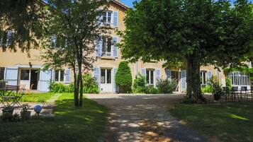 Grand House, 4 Bedrooms, Private Pool, Park View | Living area | Books