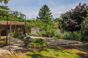 Grand House, 4 Bedrooms, Private Pool, Park View | Sport court - Clos Ceres (Viré)