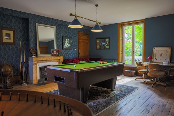 Grand House, 4 Bedrooms, Private Pool, Park View | Living area | Books