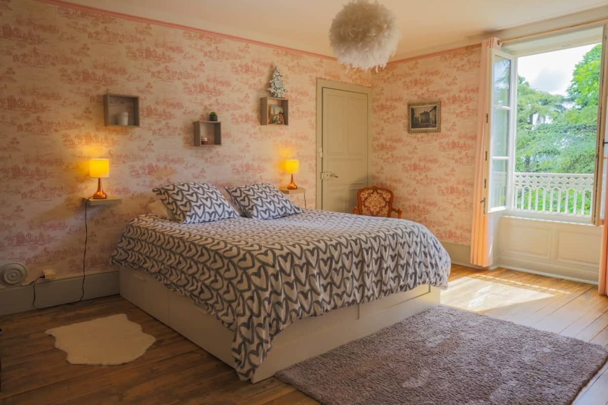 Habitación romántica, 1 cama King size, vista al parque | Ropa de cama de alta calidad y decoración personalizada