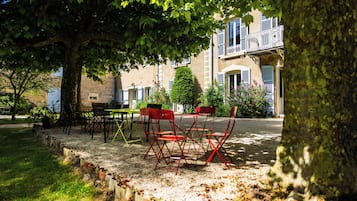 Casa Grand, 4 habitaciones, piscina privada, vistas al parque | Zona de estar | Libros