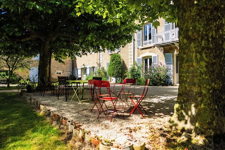 Casa grand, 4 quartos, piscina particular, vista para o parque | Ćrea de estar | Livros