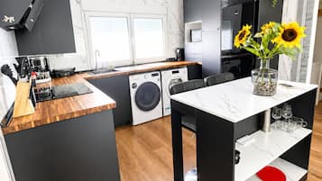 Frigorífico, microondas, horno y placa de cocina