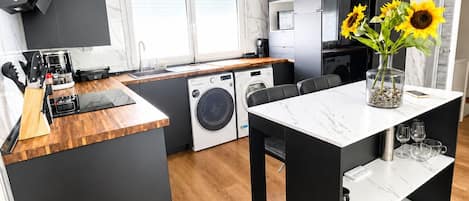 Coffee/tea maker, fridge, microwave, oven