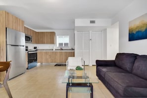 A modern apartment with a kitchen, dining area, and living room. - ° Cozy Private 2 BR Apt 5min to Brickell  8th st ° (Miami)