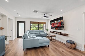 Een smart-tv en een stereo