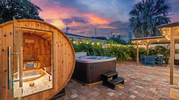 Outdoor spa tub