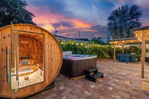 Outdoor spa tub