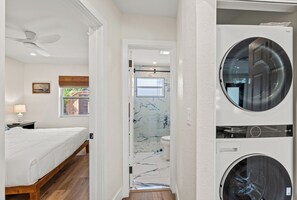 3 slaapkamers, een bureau, een strijkplank/strijkijzer, reisbedje