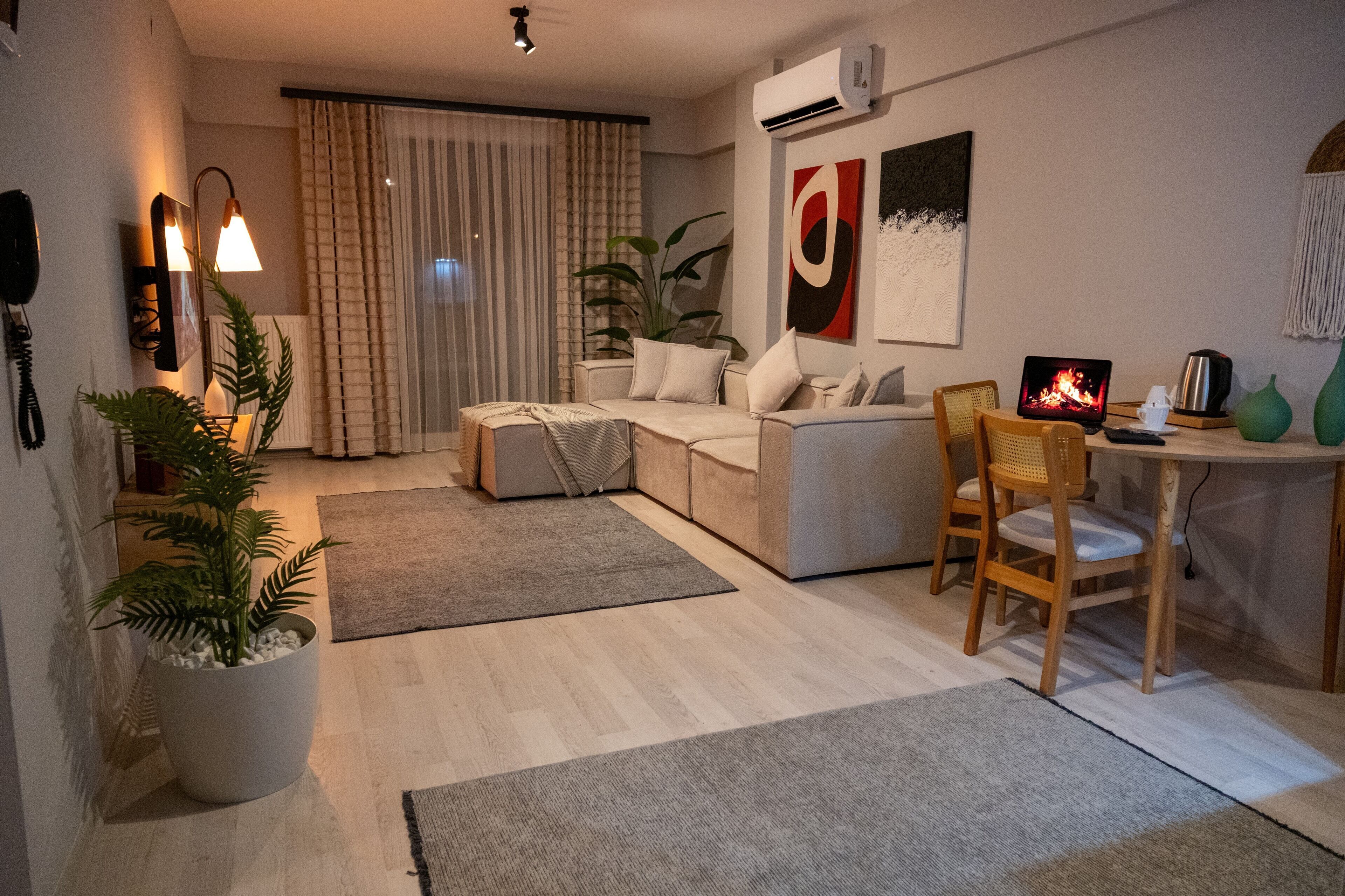 办公桌、笔记本电脑工作区、免费 WiFi