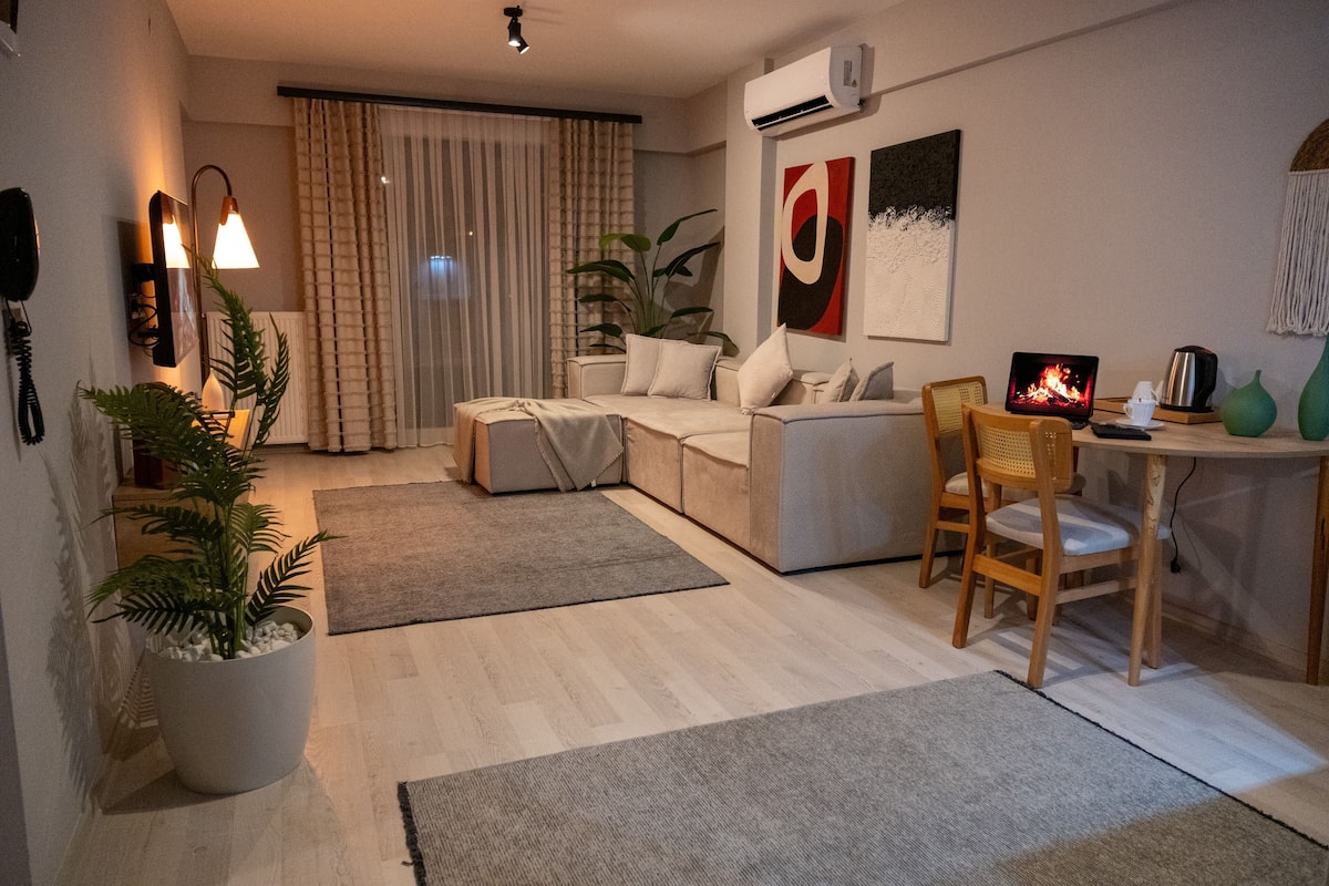 Suíte família, sacada, vista para o mar | Escrivaninha, espaço de trabalho para notebook, Wi-Fi de cortesia