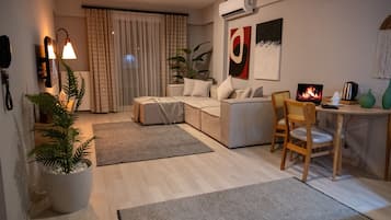 Escritorio, espacio para trabajar con laptop y wifi gratis