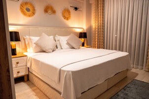 办公桌、笔记本电脑工作区、免费 WiFi