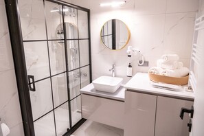 Baño | Regadera, amenidades de baño gratuitas, secadora de cabello, jabón 