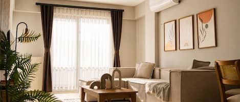Family Room | Desk, laptop workspace, free WiFi