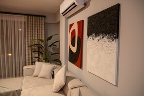 Schreibtisch, laptopgeeigneter Arbeitsplatz, kostenloses WLAN