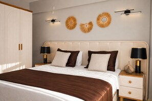 Quarto com cama, duas mesas de cabeceira, guarda-roupa e decoração nas paredes.