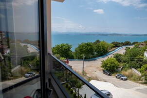 办公桌、笔记本电脑工作区、免费 WiFi