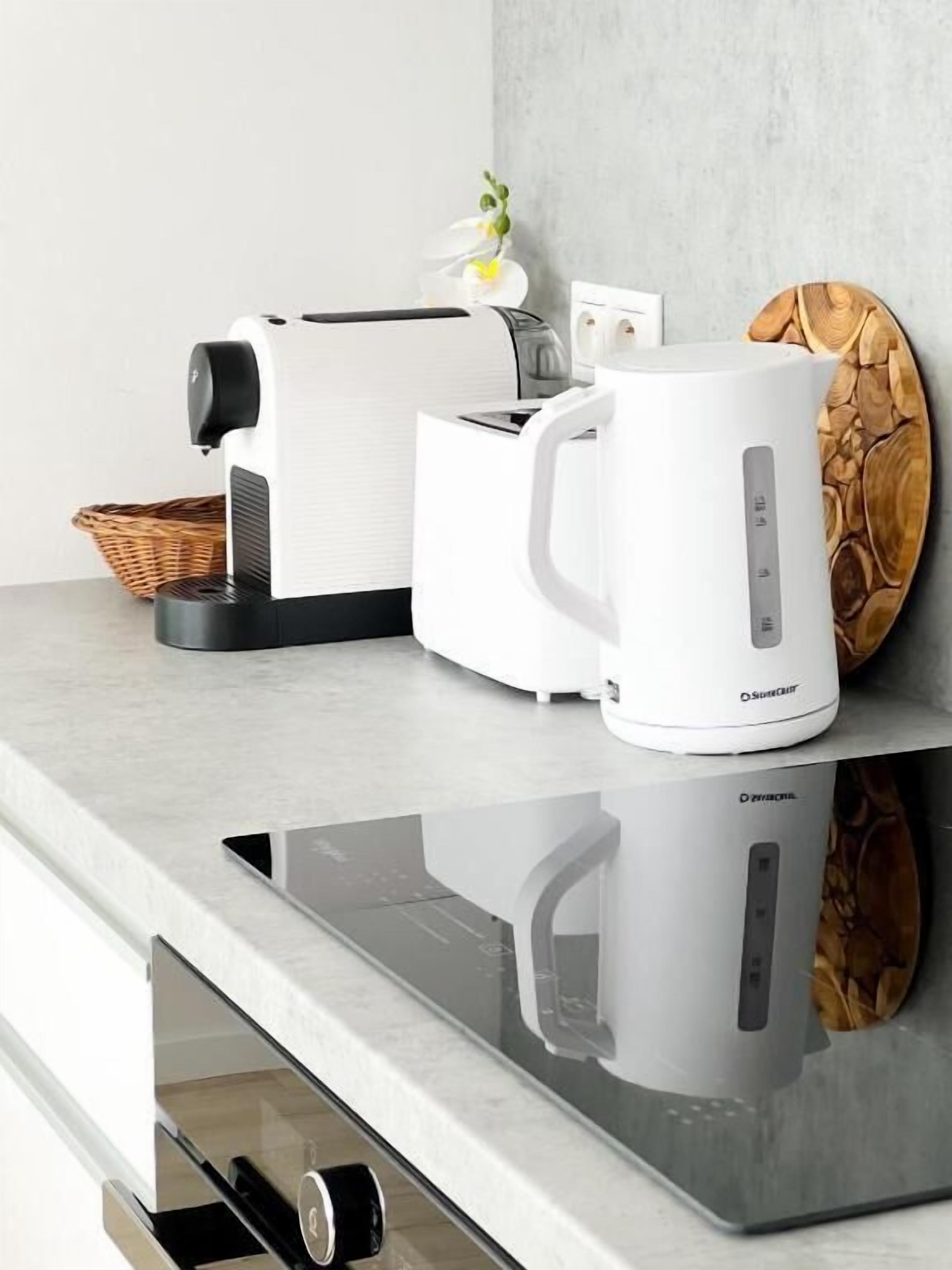 Eine Küche mit Kaffeemaschine, Toaster und Induktionskochfeld.