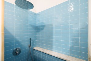 Chuveiro, secador de cabelo, toalhas de banho 