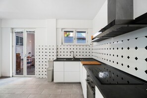 Kjøleskap, ovn, kokeplater og oppvaskmaskin