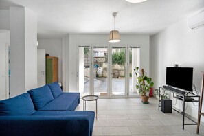 TV - Apartment Calia with Private Garden, Wi-Fi and Air Conditioning (Agropoli)