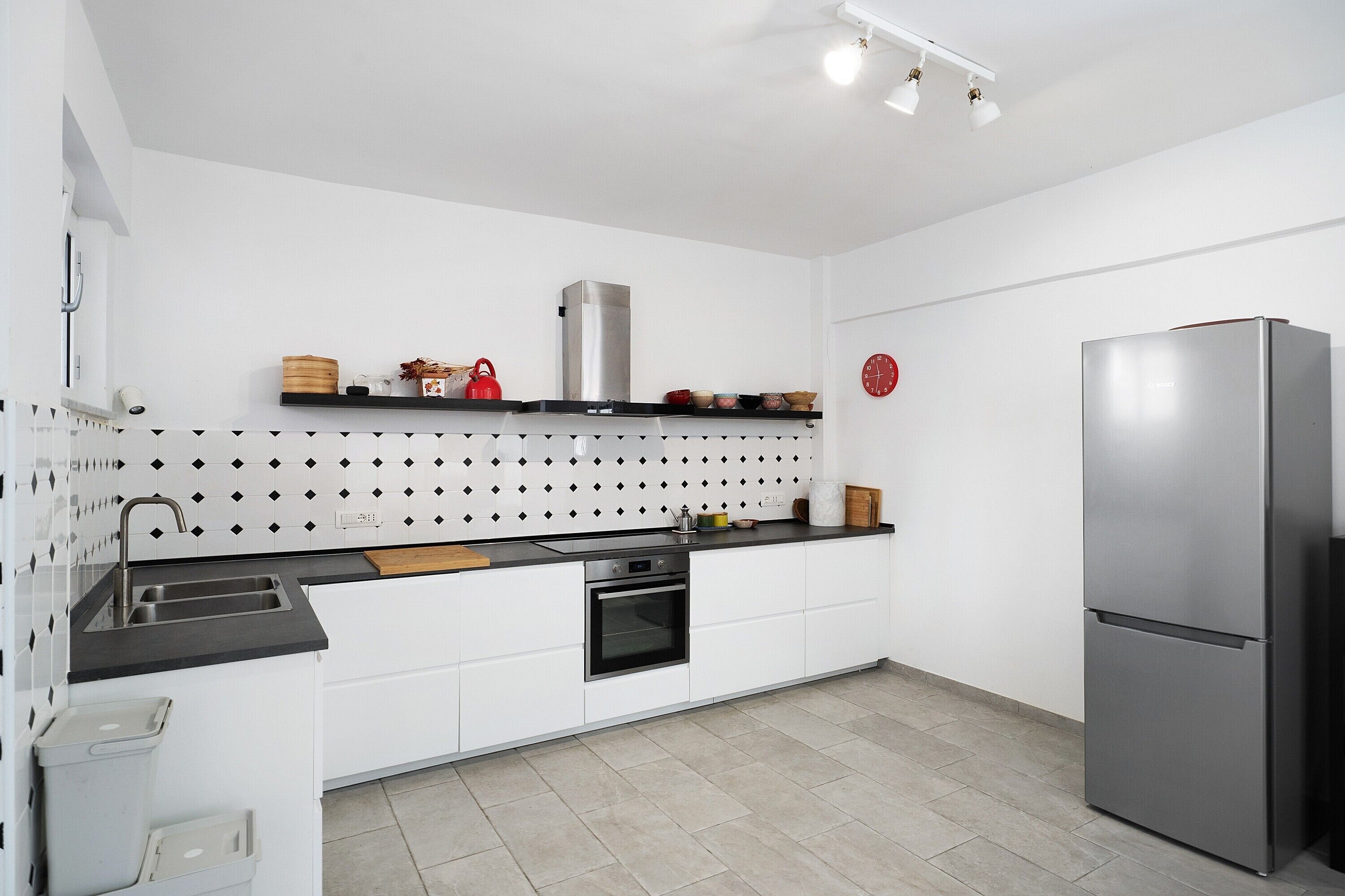 Fridge, oven, stovetop, dishwasher