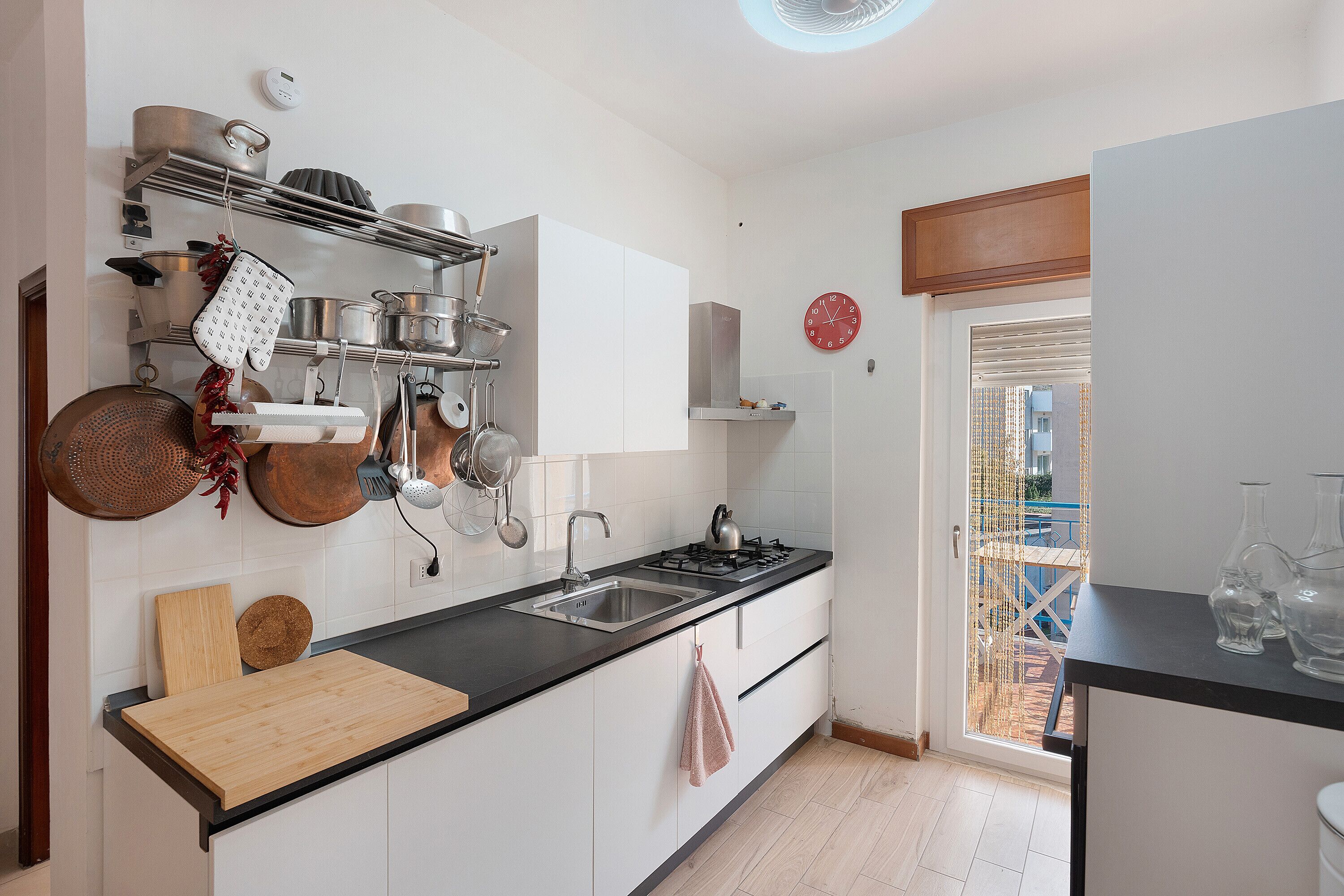 冷蔵庫、オーブン、コンロ、食器洗い機