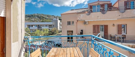 تناول الطعام بالخارج