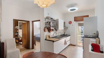 Coffee/tea maker, fridge, oven, stovetop