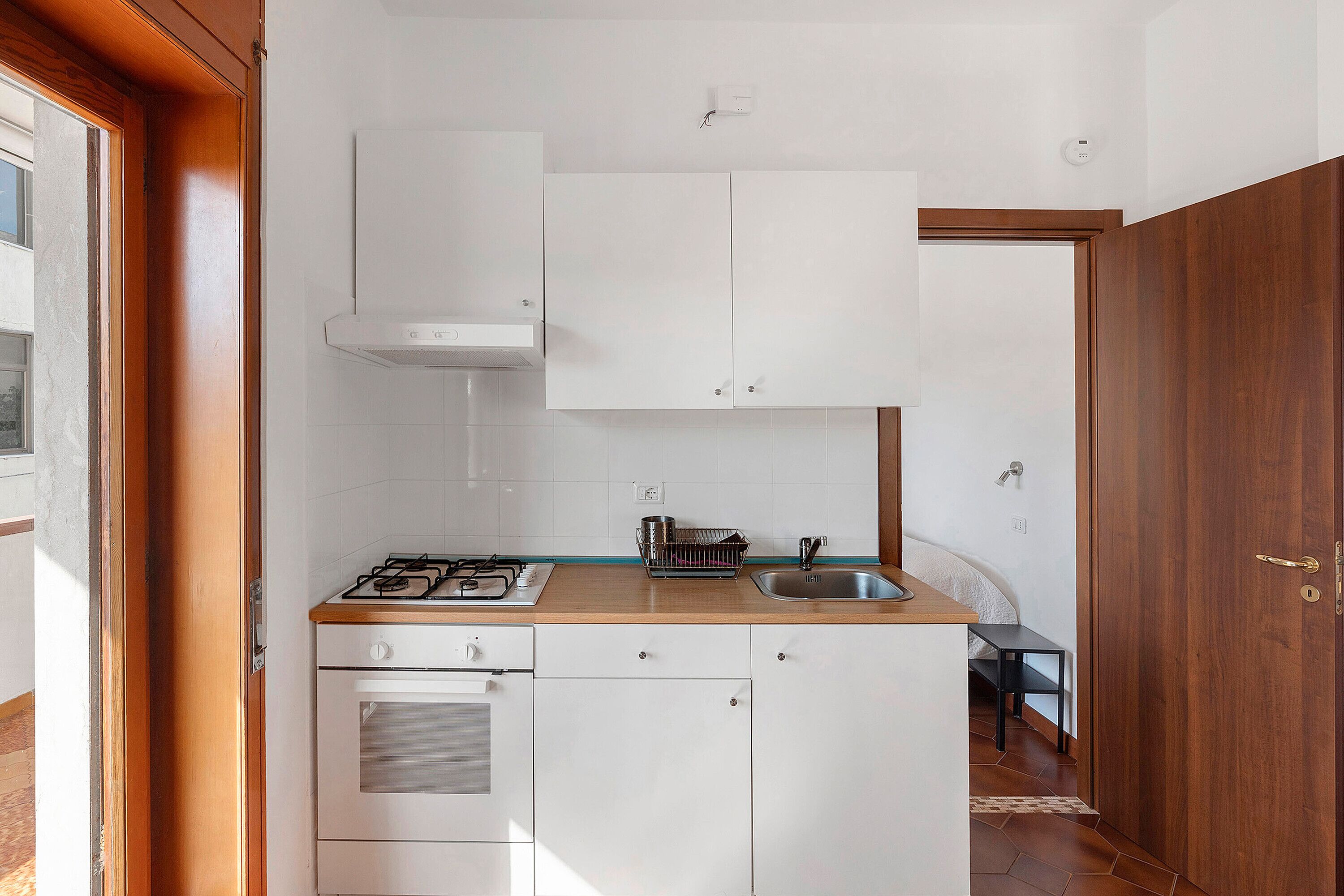 冷蔵庫、オーブン、コンロ、コーヒー / ティーメーカー