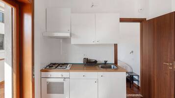 Réfrigérateur, four, plaque de cuisson, cafetiÚre/bouilloire