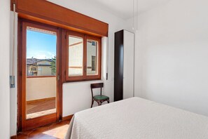 1 slaapkamer, een bureau, wifi, beddengoed