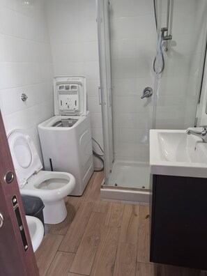 Dusche, Haartrockner, Handtücher