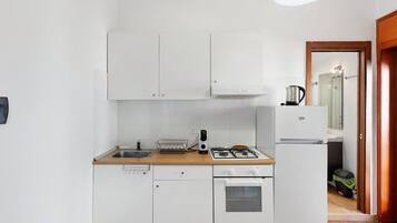 Kühlschrank, Ofen, Herdplatte, Wasserkocher mit Kaffee-/Teezubehör