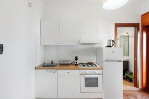 Kühlschrank, Ofen, Herdplatte, Wasserkocher mit Kaffee-/Teezubehör