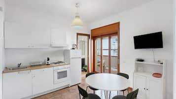 Refrigerador, horno, parrilla de estufa y cafetera y tetera