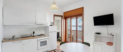 Réfrigérateur, four, plaque de cuisson, cafetière/bouilloire