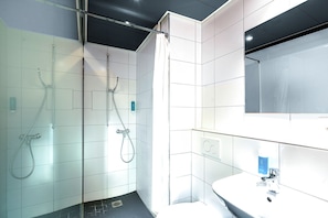 Habitación estándar doble, 1 cama doble, vistas a la ciudad | Baño | Ducha, artículos de higiene personal gratuitos y secador de pelo