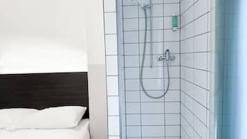 Chambre Double Standard, 1 lit double, vue ville | Salle de bain | Douche, articles de toilette gratuits, sĂšche-cheveux